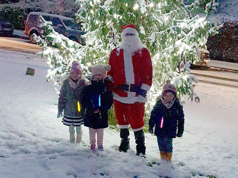 Sants and children at Christmas on the Green